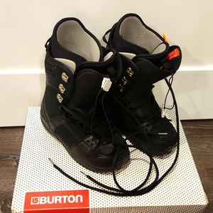 Burton Freestyle Black Snowboard Boots Size 9 Men's with Pair of gloves